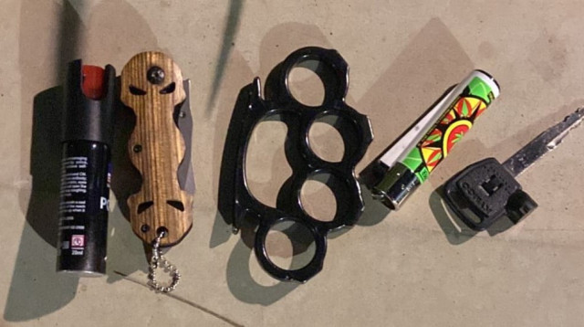 כלי תקיפה וגז פלפל (צילום: דוברות המשטרה)