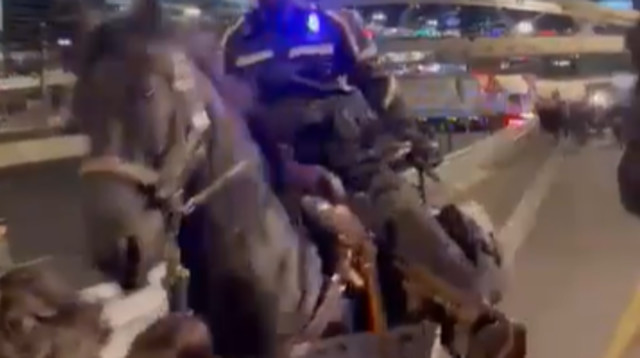 תיעוד התקרית האלימה בין הפרש למפגינה באיילון (צילום: דוברות המשטרה)