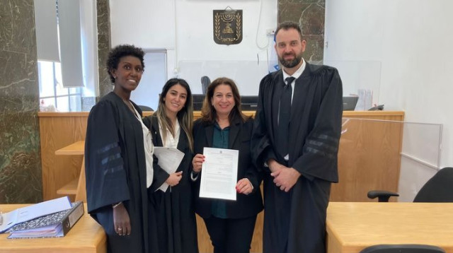 עו"ד פיראס פראג', עו"ד סיון אזולאי, עו"ד בת אל אסרסה יחד עם הקצינה (צילום: באדיבות משרד הכלכלה)