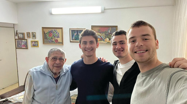 מתנדבי בני עקיבא העולמית (צילום: הקרן לרווחת נפגעי השואה)