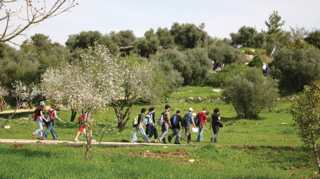 מטיילים בנאות קדומים (צילום: נאות קדומים)