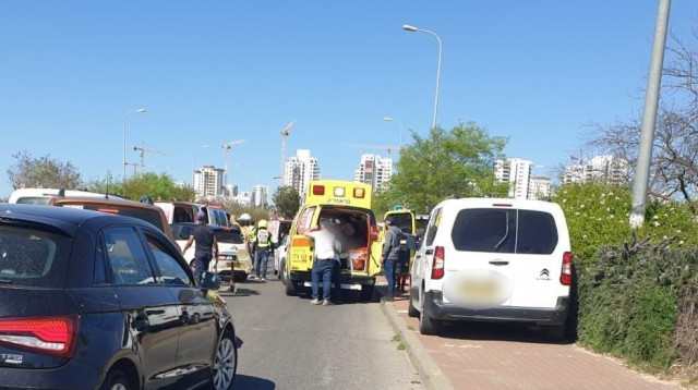 זירת הפיגוע בצומת צריפין (צילום: דוברות מד"א)