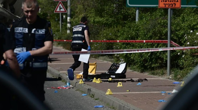 זירת הפיגוע סמוך לצומת צריפין (צילום: אבשלום ששוני)