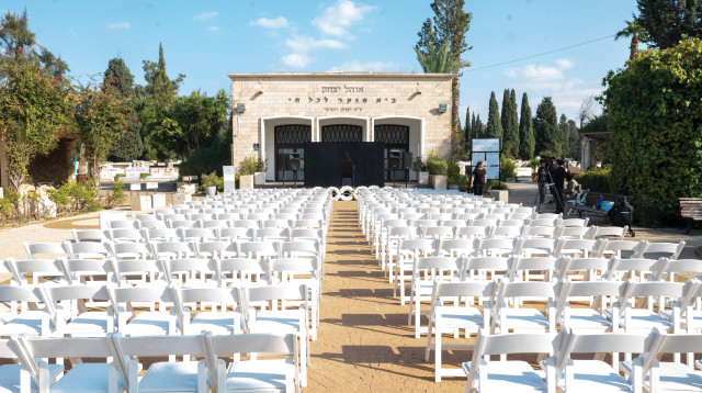 בית קברות (צילום: חברת סופיה)