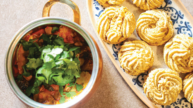 לחמניות לפסח מקמח מצה, ביצי דג קרפיון ברוטב חריימה חריף (צילום: שלומי יוסף)