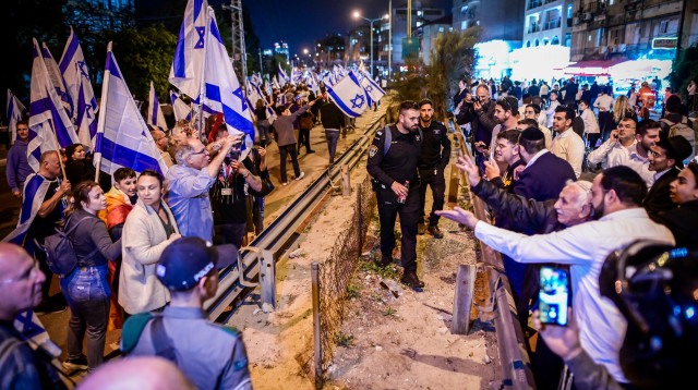 מפגינים בעד ונגד הרפורמה בבני ברק (צילום: אבשלום ששוני)