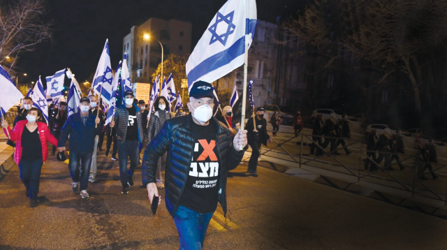 הרמטכל לשעבר דן חלוץ מוביל את צעדת הטייסים מהכנסת לבלפור (צילום: שי קנדלר)