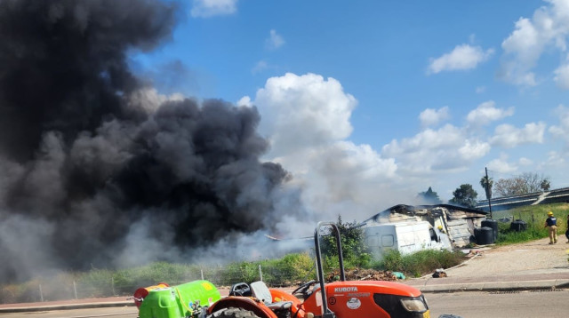 נפילת רקטה בגליל המערבי (צילום: דוברות כבאות והצלה)