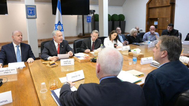 ישיבת קבינט המדיני ביטחוני (צילום: עמוס בן גרשום, לע"מ)