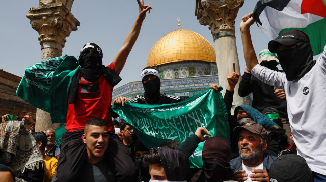 דגלי חמאס בהר הבית (צילום: REUTERS/Ammar Awad)