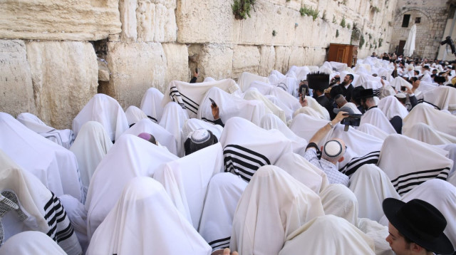 ברכת הכוהנים בכותל המערבי (צילום: הקרן למורשת הכותל המערבי)