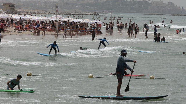 שרב בחופי תל אביב (צילום: אבשלום ששוני)