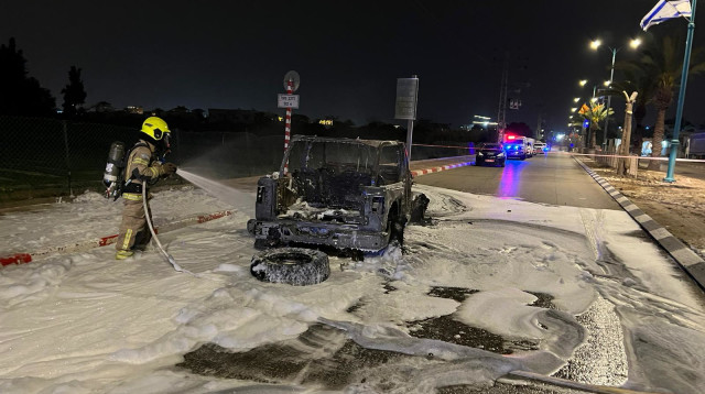 זירת פיצוץ ברכב בלוד (צילום: דוברות כבאות והצלה)