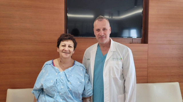 ד"ר אביתר נשר, מנהל מחלקת השתלות בבילינסון ומושתלת הכבד סבטלנה וולמן  (צילום: דוברות בית חולים בילינסון)