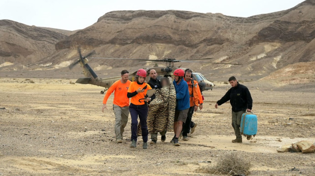 חילוץ הנעדרת בנחל ציחור (צילום: דוברות המשטרה)