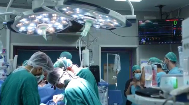 ניתוח השתלת הלב אמש בבילינסון. ארבעה מחמשת האיברים הושתלו בבית החולים (צילום: דוברות בית החולים בילינסון)
