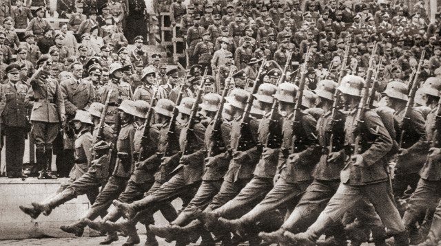 חיילים נאצים במצעד (צילום: רויטרס)