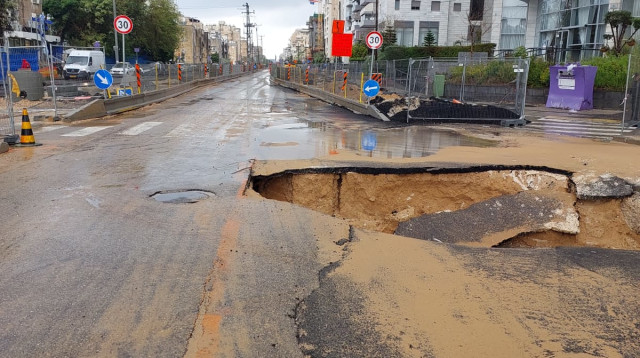 הבור שנפער בחולון (צילום: דוברות המשטרה)
