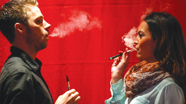  סיגריה אלקטרונית (צילום: רויטרס)