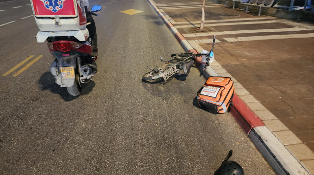 מקום התאונה ברחוב זבוטינסקי (צילום: אלן מלכה)