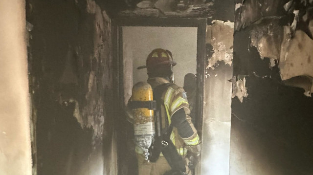 צוות כיבוי האש. קרסה התקרה (צילום: עידן מנדלסון)