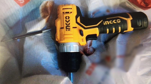 כלי הפריצה שנתפסו ברשות החשוד. אותר על ידי מאבטחים בקניון (צילום: דוברות המשטרה)