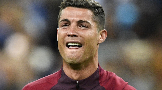 כריסטיאנו רונאלדו בוכה אחרי זכיית נבחרת פורטוגל ביורו 2016 (צילום: GettyImages, MARTIN BUREAU/AFP)