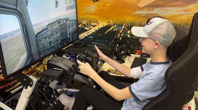 מדריכים ילדים חולי סרטן בבית רחשי לב בשיעורי טיסה על סימולטור טיסה מקצועי (צילום: רחשי לב)