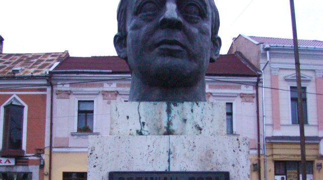 פסל של אוקטביאן גוגה במולדובה (צילום: Țetcu Mircea Rareș, CC BY-SA 3.0)