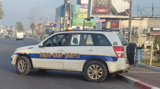 ניידת של הפיקוח הרב-תכליתי. העובד העלים את החשדות נגדו (צילום: דוברות עיריית פתח תקווה)