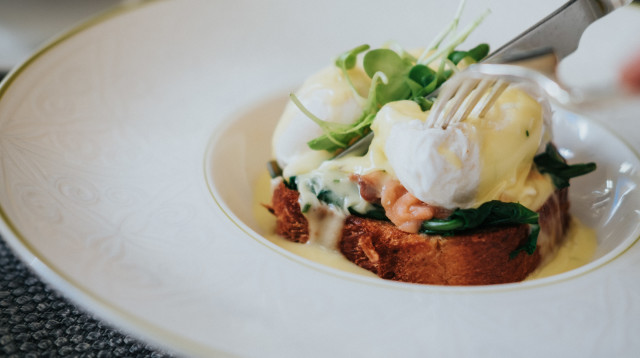אם חשקה נפשכם במנת EGG'S BENEDICT משובחת, מהרו לוולדורף אסטוריה (צילום: FEEL THE VIBE PHPTOGRAPHY)