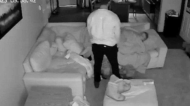 התבונן בה בזמן שישנה (צילום: מתוך יוטיוב)