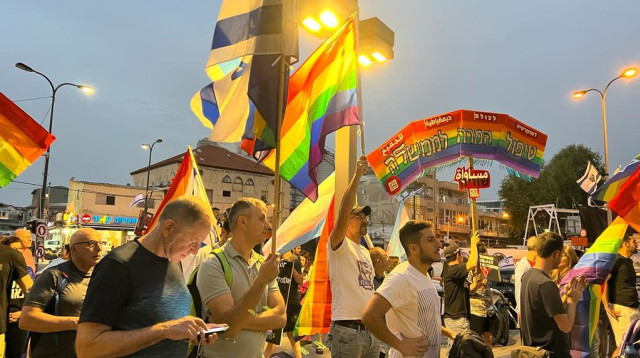 הפגנה למען הלהט"ב מול המשטרה (צילום: דוברות האגודה למען הלהט"ב)