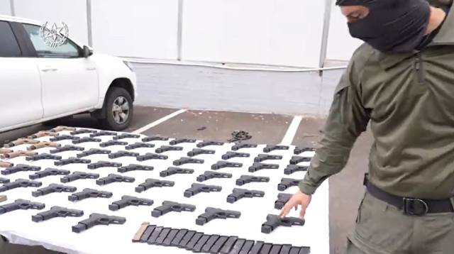 כוחות הביטחון סיכלו הברחת ענק של 63 אקדחים בנגב (צילום: דוברות המשטרה)