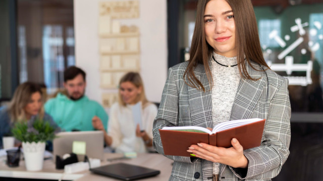 איך לשנות קריירה באמצע החיים, בלי להתחיל מאפס (צילום: FREEPIK)