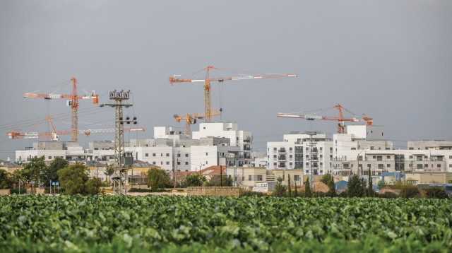 אתר בניה בגדרה (צילום: יוסי זליגר, פלאש 90)