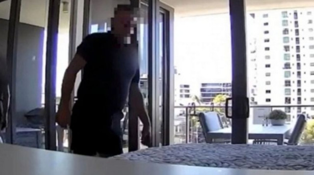 לקח מערוך מהמטבח והלך עמו לשירותים (צילום: מתוך פייסבוק)