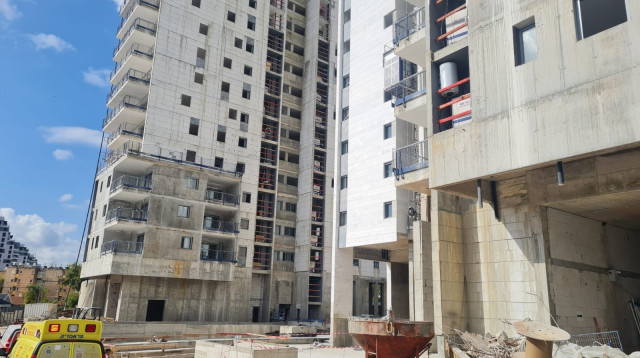 פועל בניין נפל אל מותו בקרית אונו (צילום: תיעוד מבצעי מד"א)