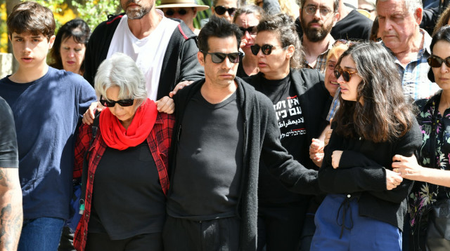 נטאשה, שירה, אביב, נורית ודילן גפן בהלוויתו של יהונתן גפן (צילום: ראובן קסטרו, וואלה!)