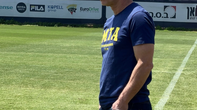 בעלי מכבי תל אביב מיטש גולדהאר מבקר באימון הקבוצה (צילום: אתר רשמי, מתוך האתר הרשמי של מכבי תל אביב)