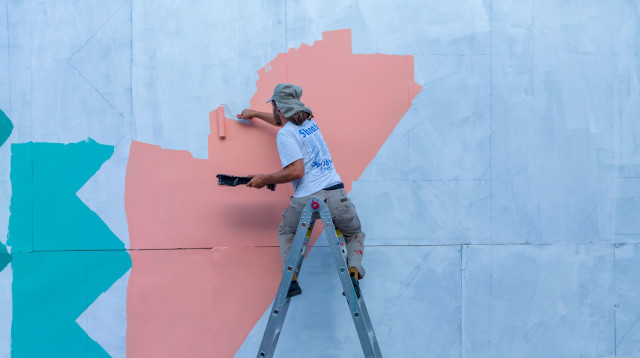 הקיר בכניסה המרכזית לנמל יפו מתקשט לכבוד יום כדור הארץ (צילום: גיא מדור)