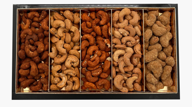 מארז קשיו בטעמים ליום העצמאות של רשת החמניה. 55 שקלים (צילום: מור אוחיון)