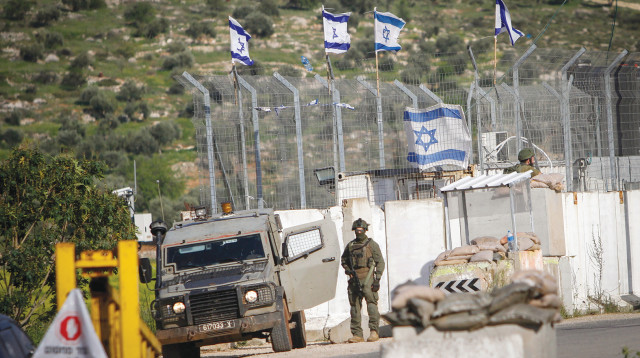 מחסום צבאי ביהודה ושומרון. ארכיון (צילום: נאסר אישתיה, פלאש 90)