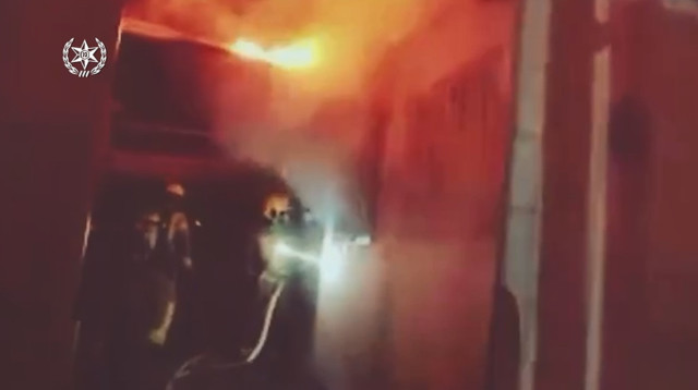 ההצתה במתחם הפועל ת"א (צילום: דוברות המשטרה,כב"ה)