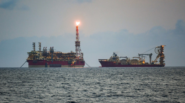 ספינת חיל הים ואסדת כריש (צילום: דובר צה"ל)