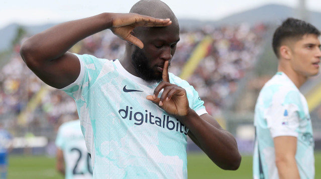 שחקן אינטר רומלו לוקאקו חוגג שער (צילום: GettyImages, Gabriele Maltinti)