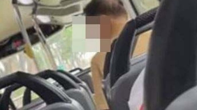 נתפס על חם מבצע מעשה מגונה באוטובוס (צילום: מתוך פייסבוק)