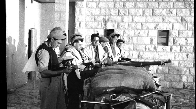 תפילה ליד נווה עובדיה (צילום: בית ספר שדה כפר עציון)