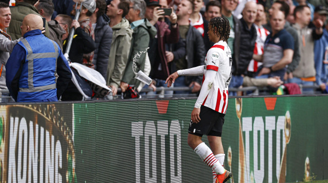 צ'אבי סימונס שחקן פ.ס.וו איינדהובן זורק החוצה כוס שנזרקה מהיציע (צילום: GettyImages, ANP)