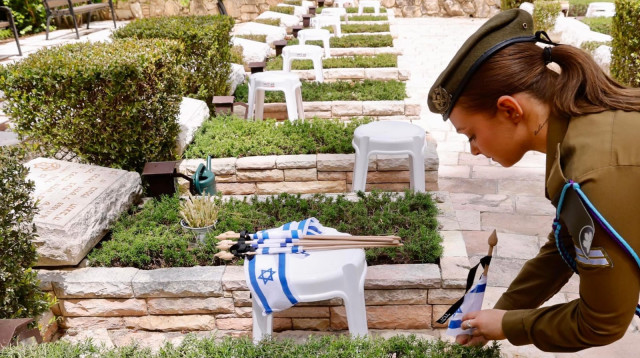 הכנות לטקס יום הזיכרון בבית עלמין צבאי (צילום: מארק ישראל סלם)